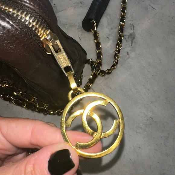 🔹 Vintage Chanel Chevron Large Camera Bag with COA 🔹 - Picture 12 of 16